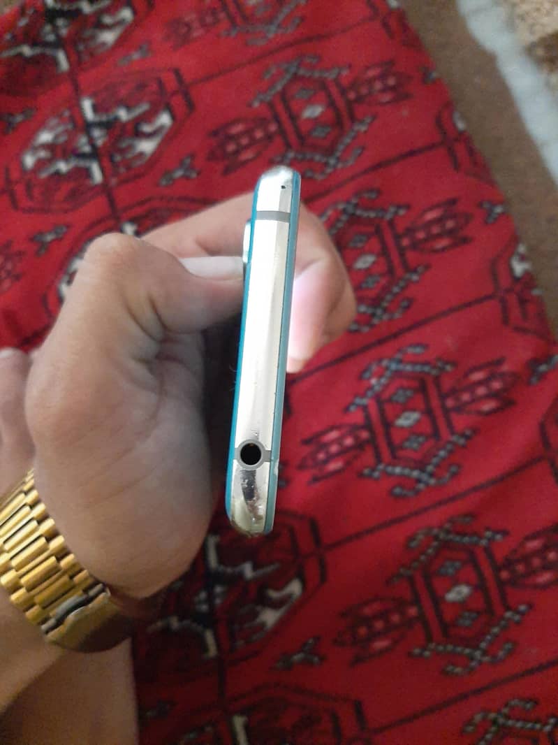 Sharp Aquos R2 3