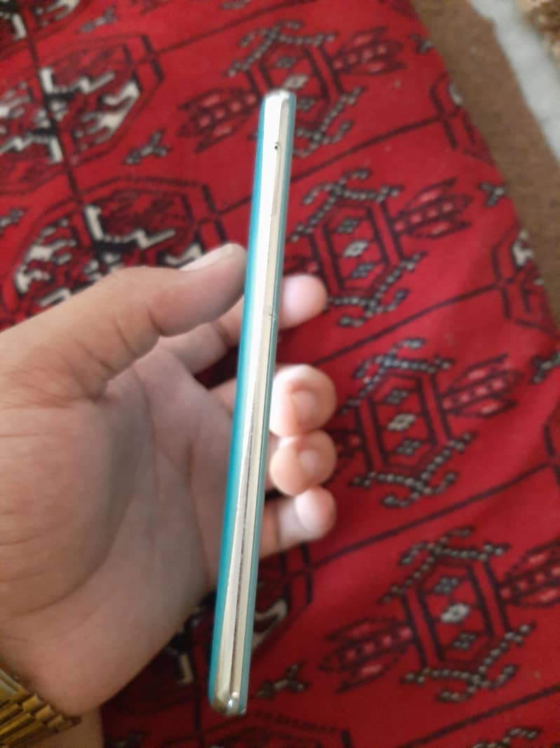Sharp Aquos R2 4