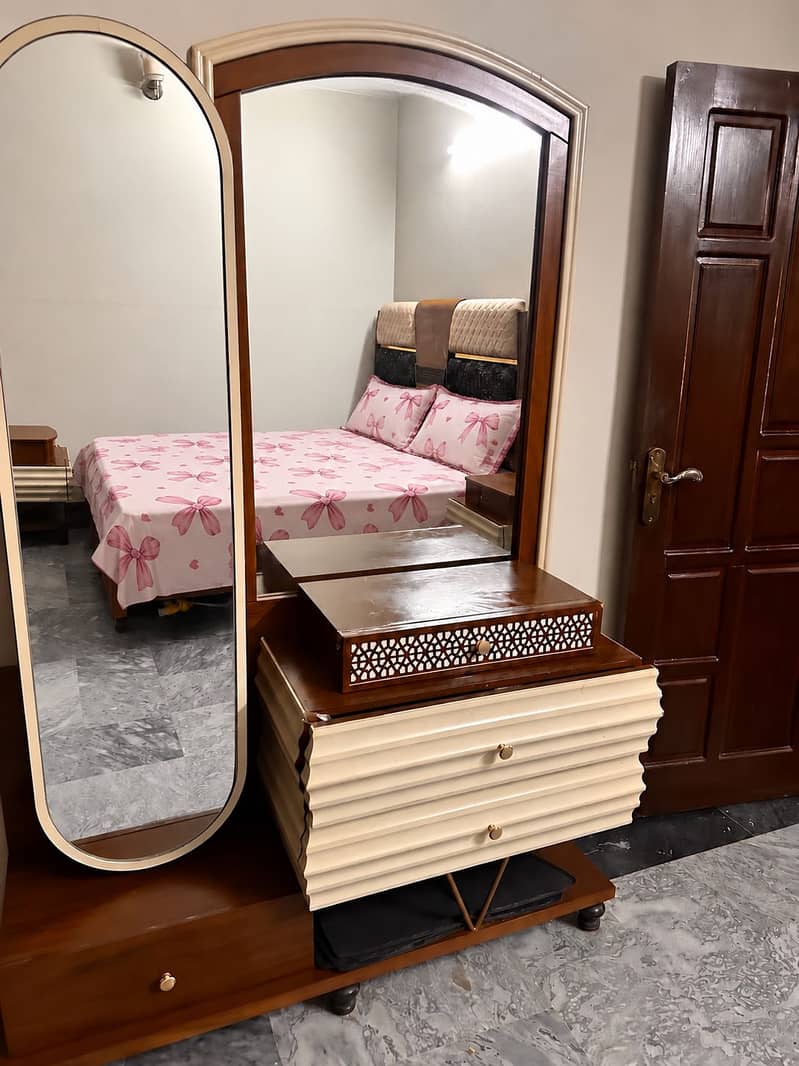 King size bed with Dressing table 0