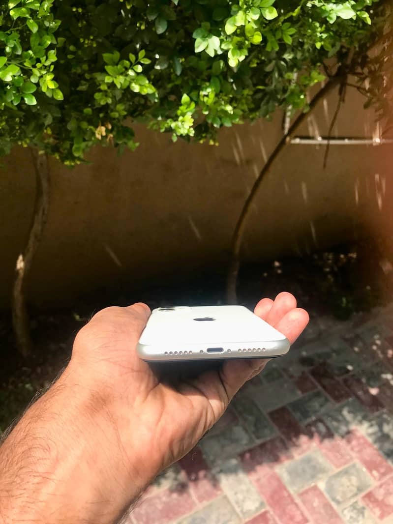 Apple iPhone 11 3