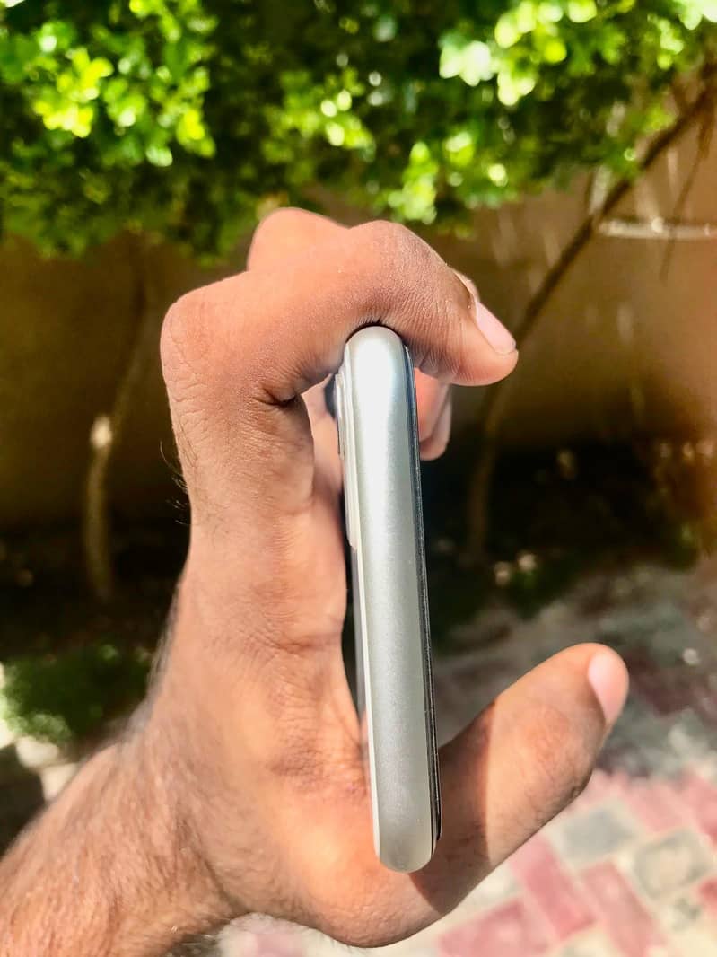 Apple iPhone 11 4
