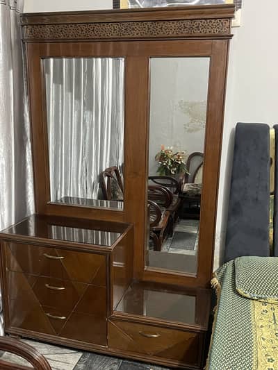 Bed ki sirf yehi side table ha for slae ha