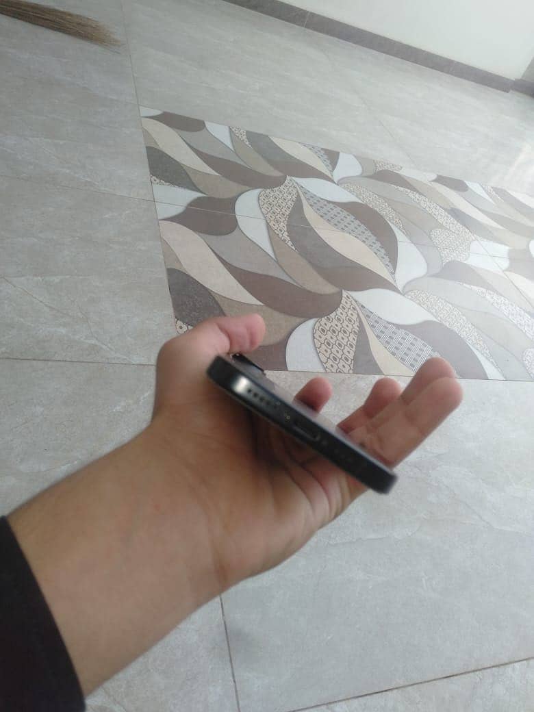 Apple iPhone 16 2
