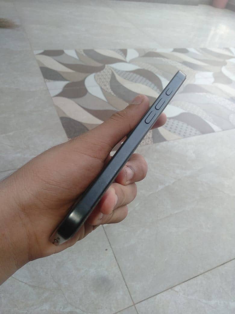 Apple iPhone 16 5