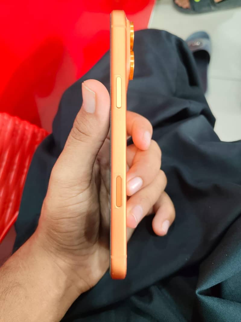 Apple iPhone 17 Pro Max 4