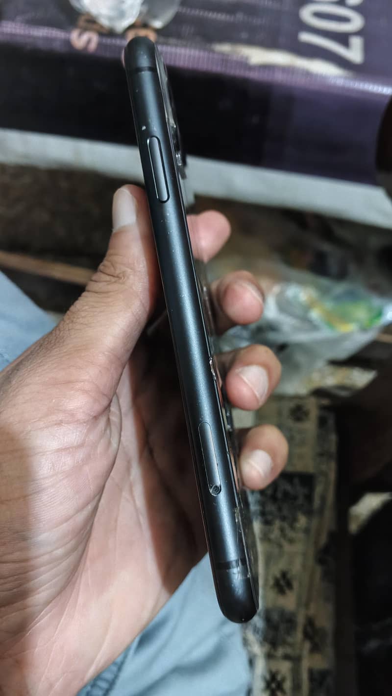 Apple iPhone 11 4