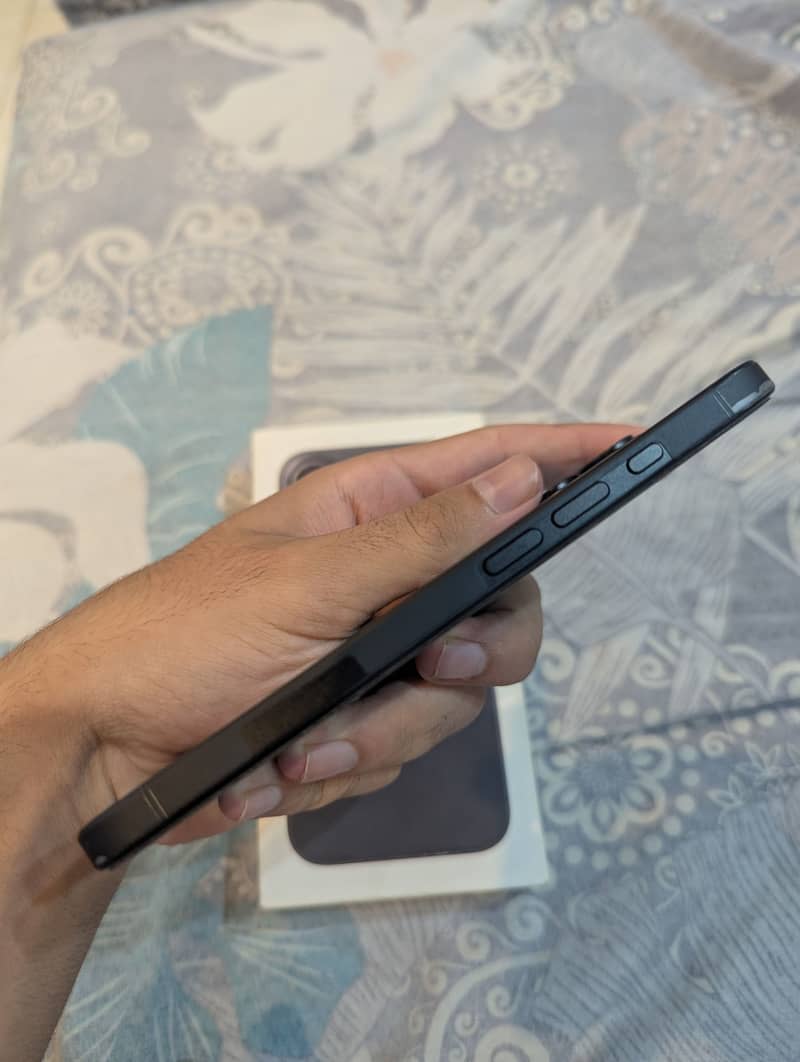 Apple iPhone 16 6