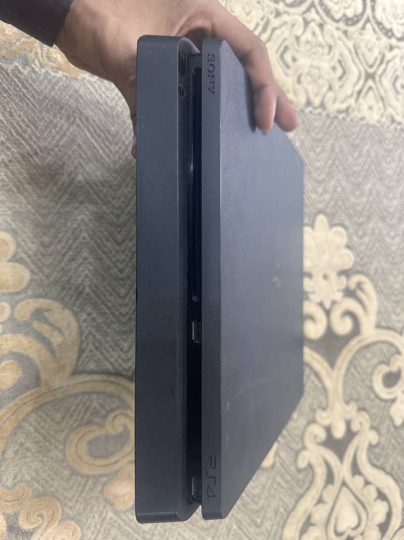 PS4 slim 1