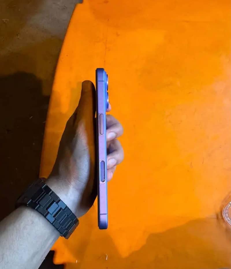 Apple iPhone 16 3