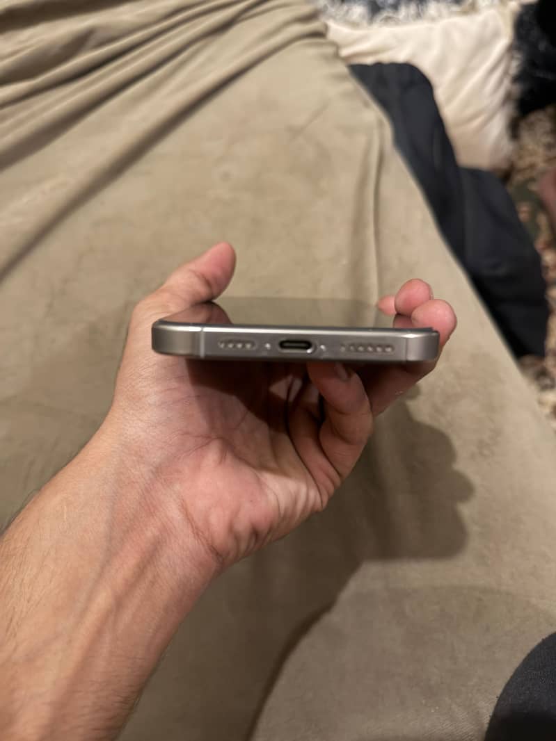 Apple iPhone 16 Pro Max 2