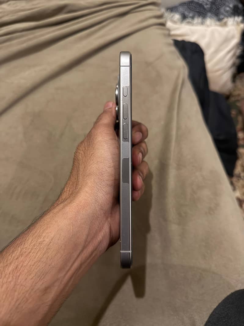 Apple iPhone 16 Pro Max 4