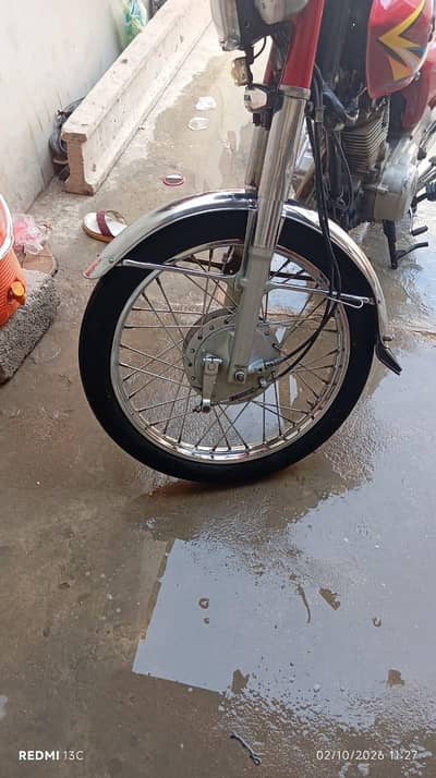 black kalar h par menay. red calar Tanki tapay lagay h black walay bhi