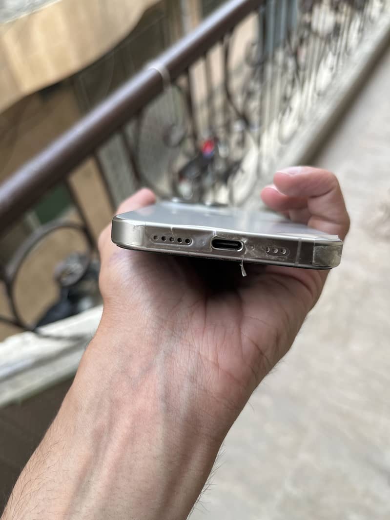 Apple iPhone 15 Pro Max 6
