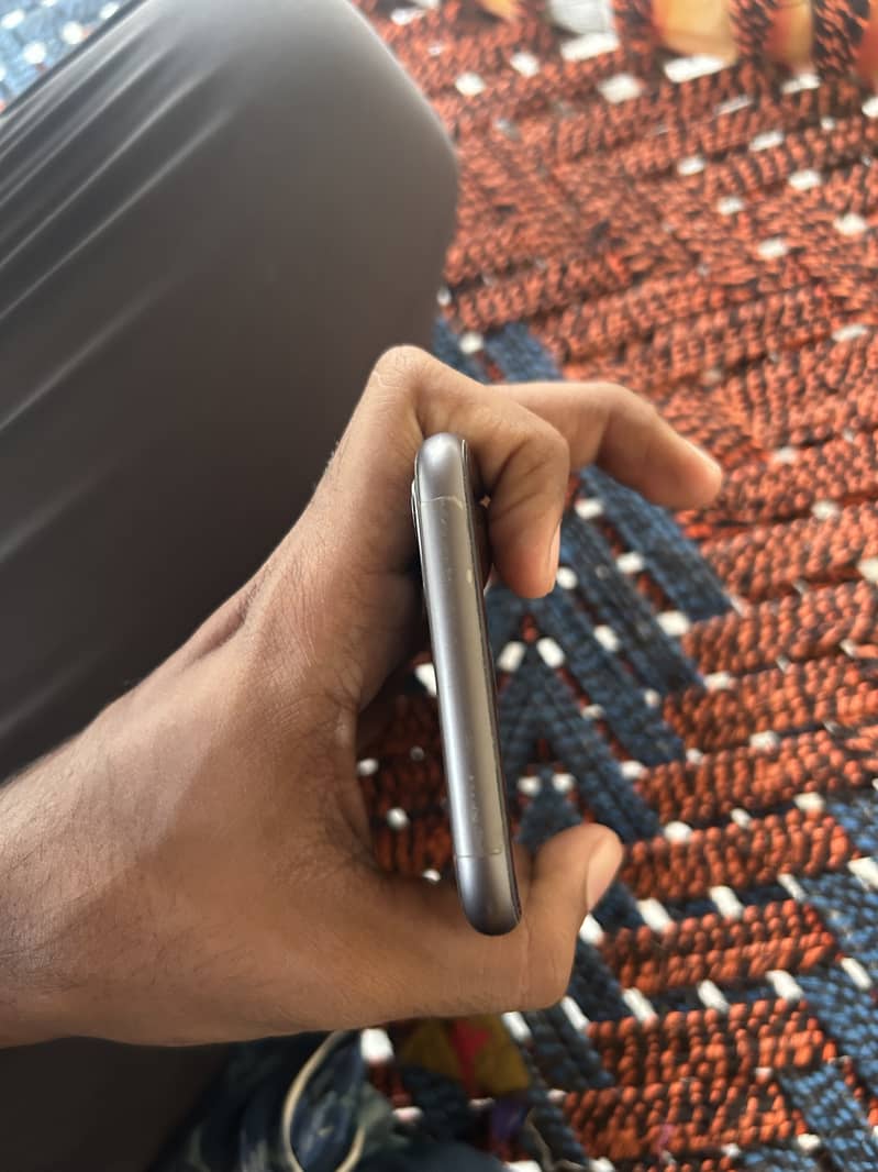 Apple iPhone 11 4