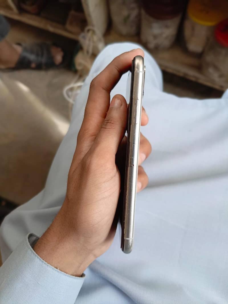 Apple iPhone X 4