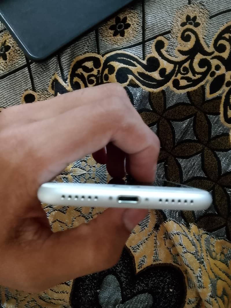 Apple iPhone 7 3