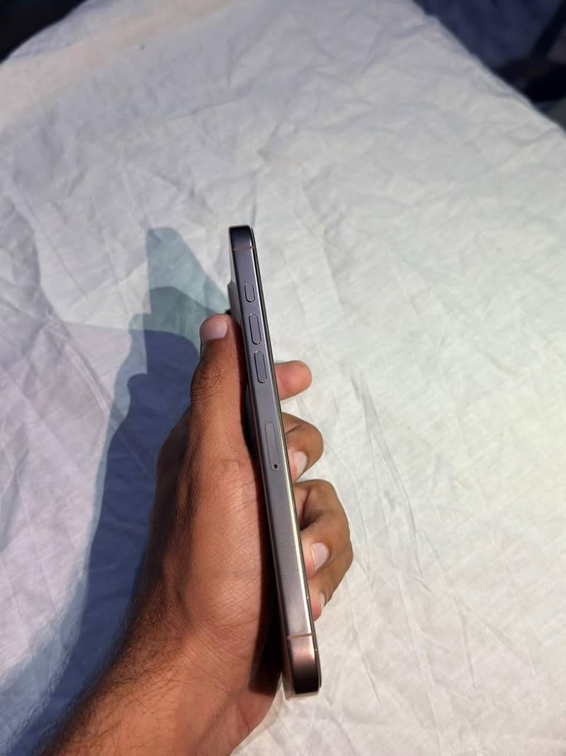 Apple iPhone 16 Pro Max 8