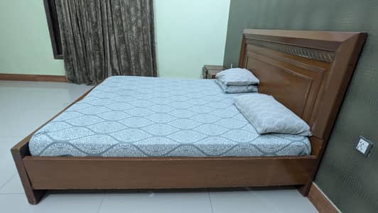 double bed 2 side tables