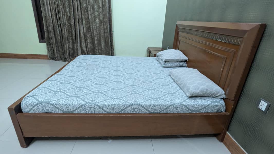 double bed 2 side tables 0