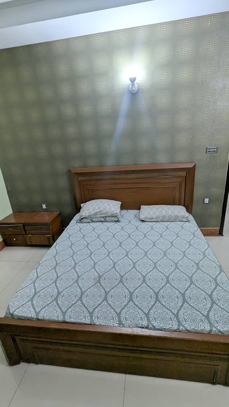 double bed 2 side tables 3