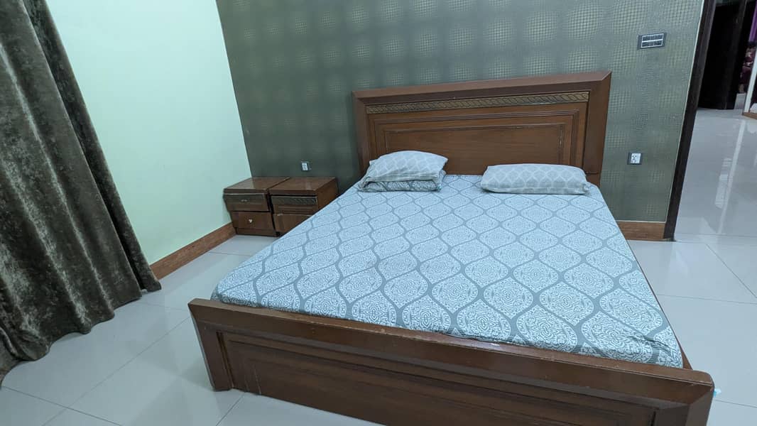 double bed 2 side tables 4
