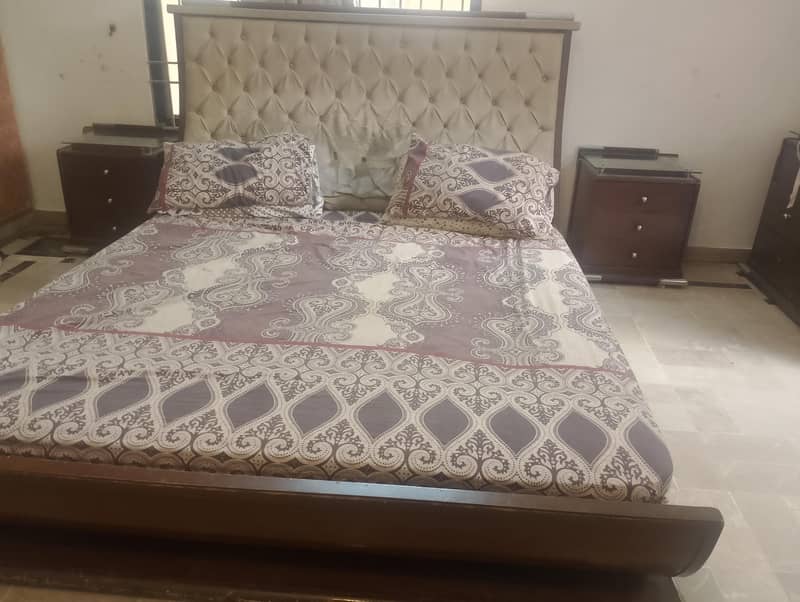 Good condition bed set 0