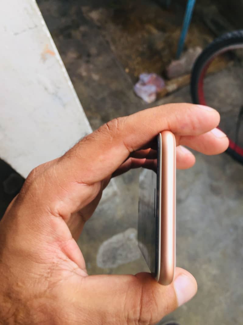 Apple iPhone 8 5