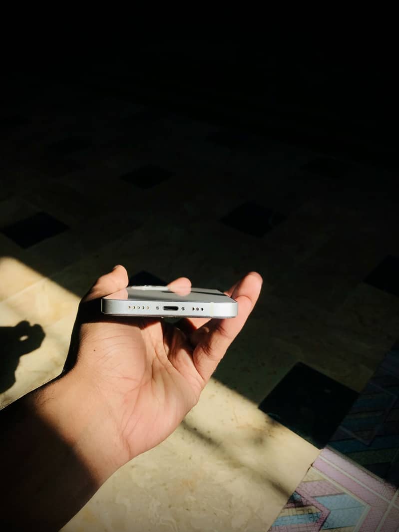 Apple iPhone 12 4