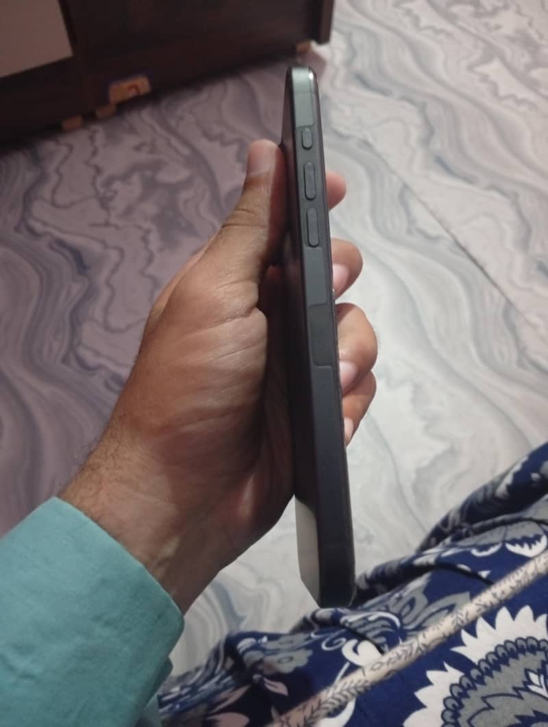 Apple iPhone 15 Pro Max 2