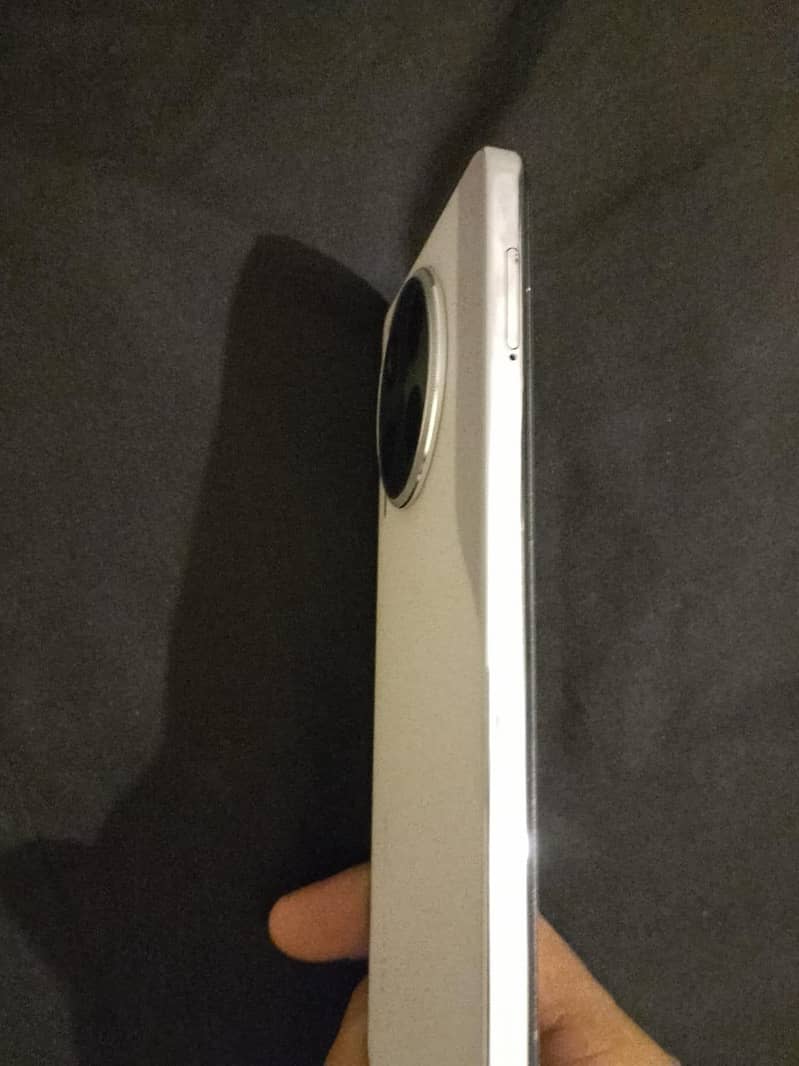 Tecno camon30 Lowe edition 3
