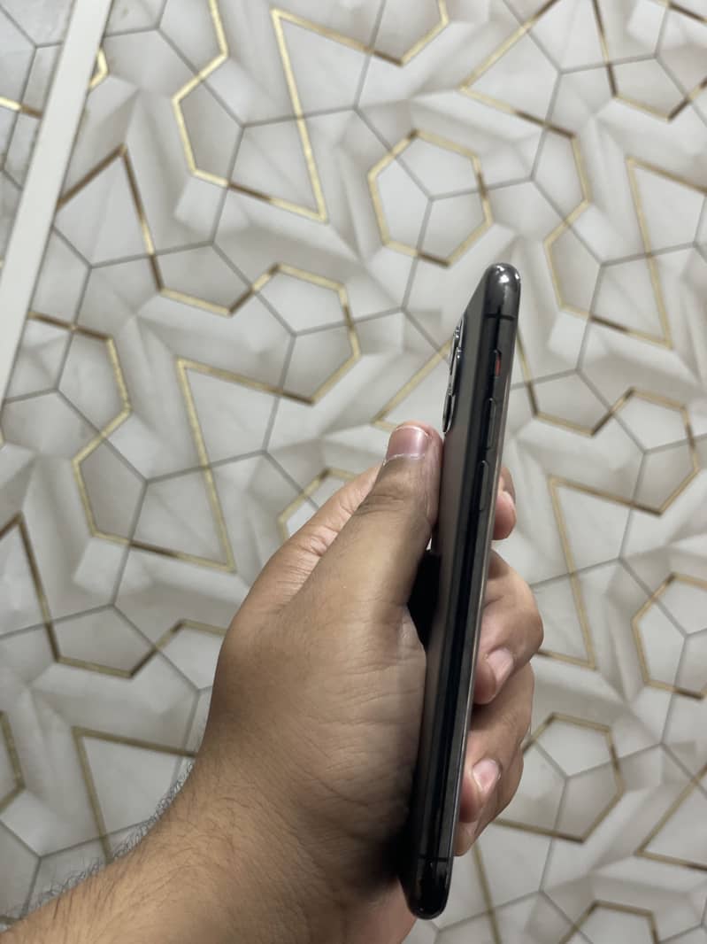 Apple iPhone 11 Pro 3