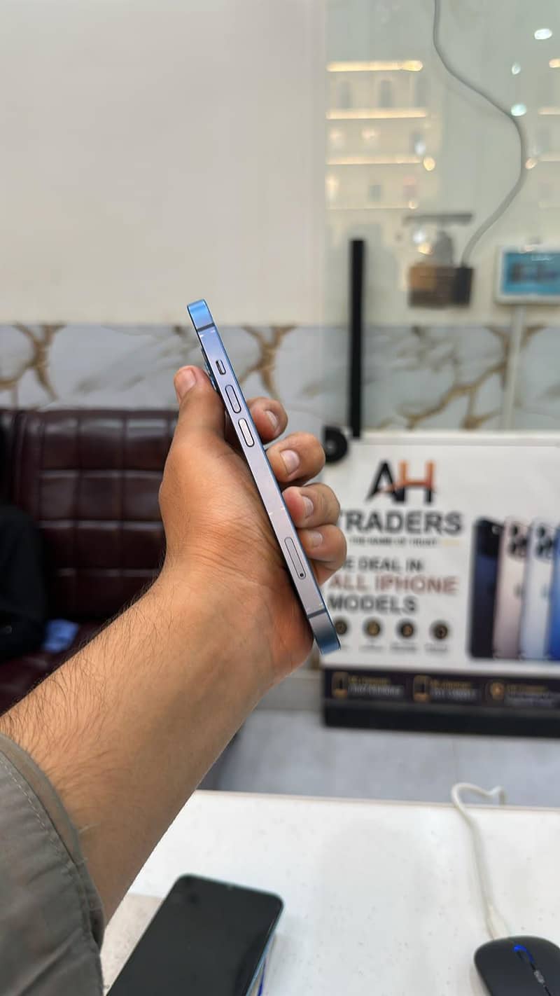 Apple iPhone 13 2