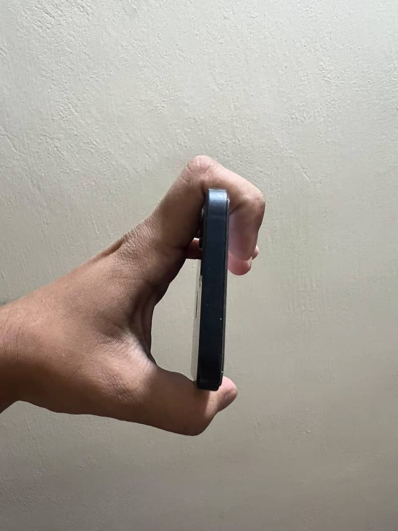 Apple iPhone 12 4