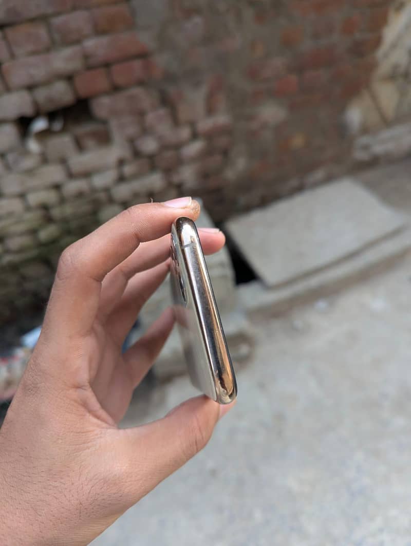 Apple iPhone 11 Pro 1