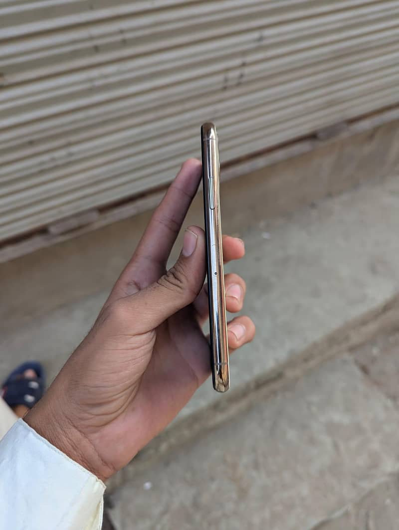 Apple iPhone 11 Pro 4