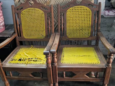 is tarah ki total 6 chairs ha