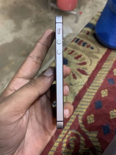 Apple iPhone SE