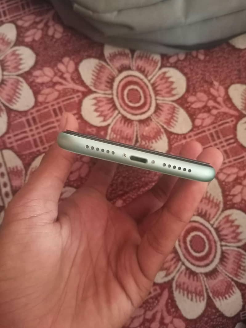 Apple iPhone 11 3