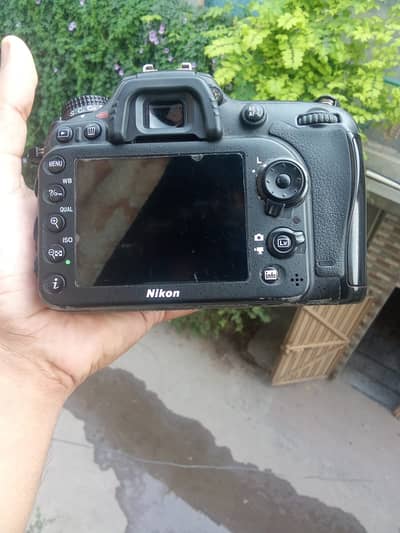 Nikon D7100 DSLR Camera with 18-105mm Lens for Sale