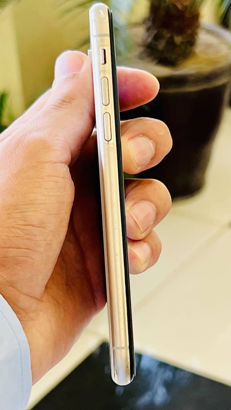 Apple iPhone X 4