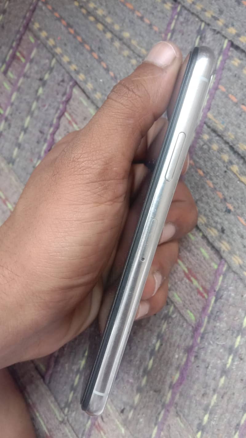 Apple iPhone X 4
