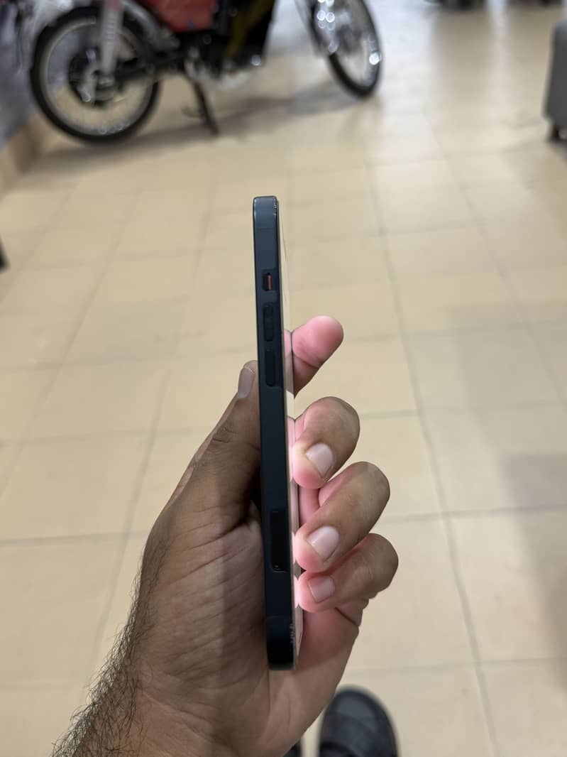 Apple iPhone 13 2