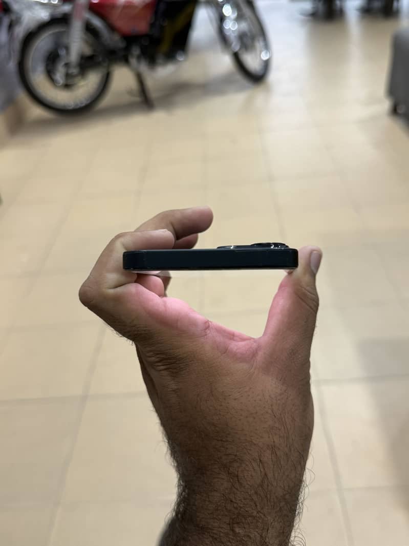 Apple iPhone 13 4