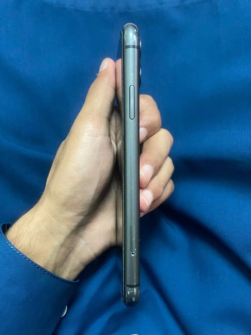 Apple iPhone 11 4