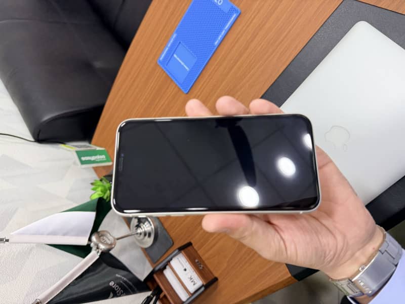Apple iPhone 11 3