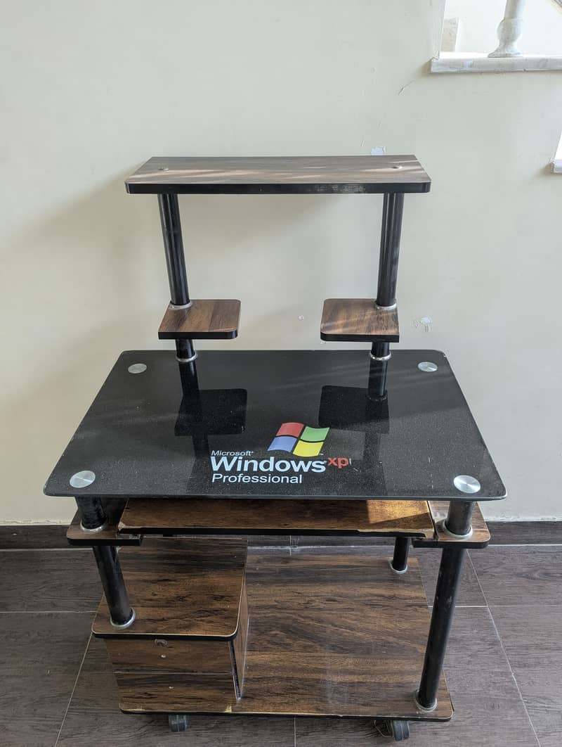 computer table in good condition. 0