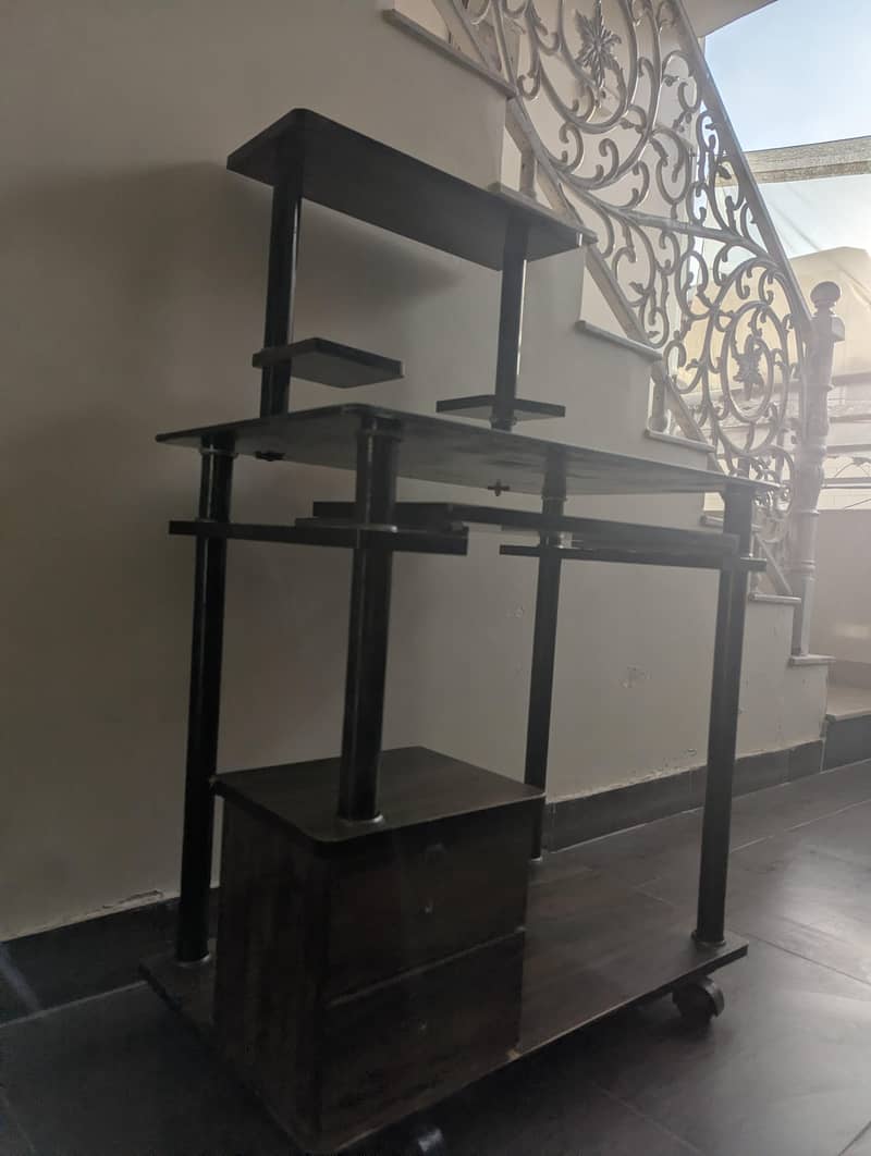 computer table in good condition. 1