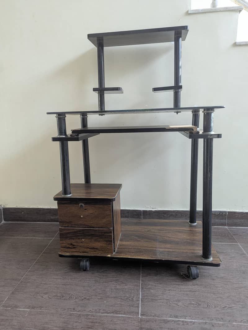 computer table in good condition. 2