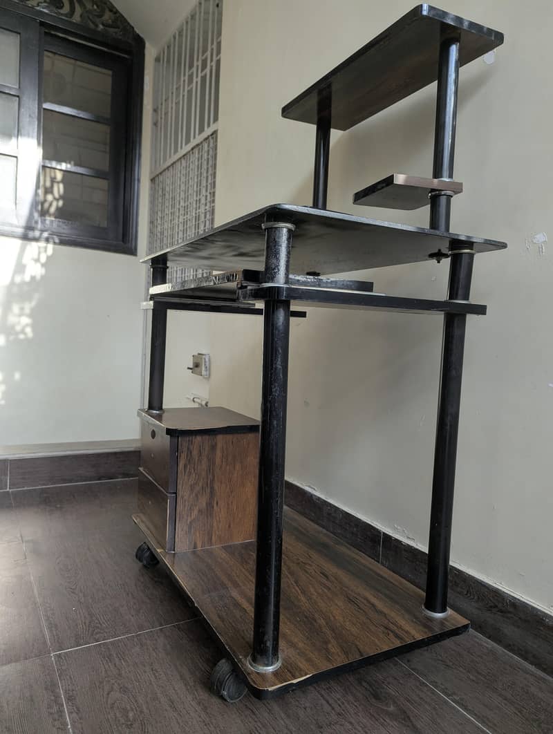 computer table in good condition. 3