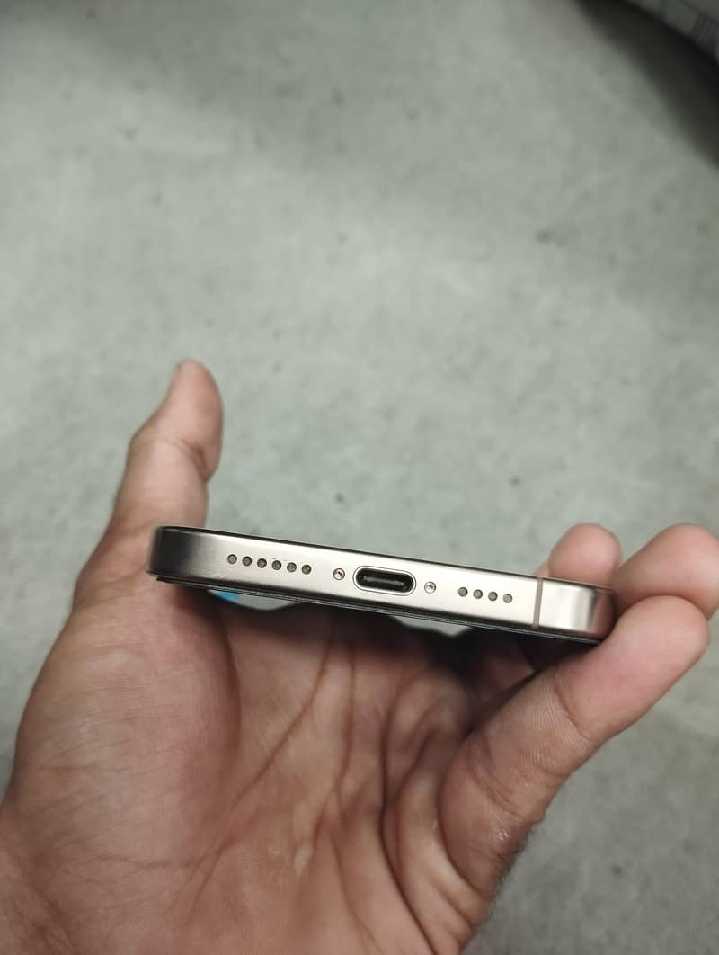 Apple iPhone 16 Pro Max 2